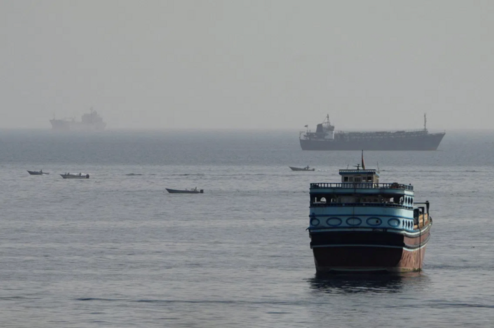 Tàu thuyền trên eo biển Hormuz, nhìn từ Musandam, Oman. (Ảnh: Reuters)