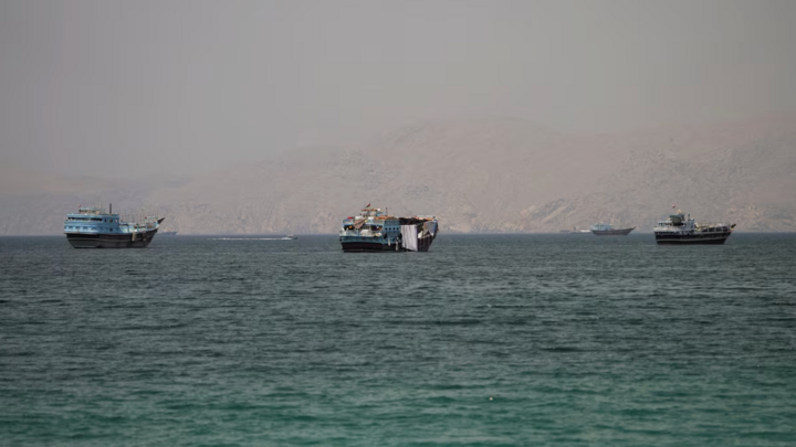 Tàu thuyền tại eo biển Hormuz nhìn từ Musandam, Oman. (Ảnh: Reuters)