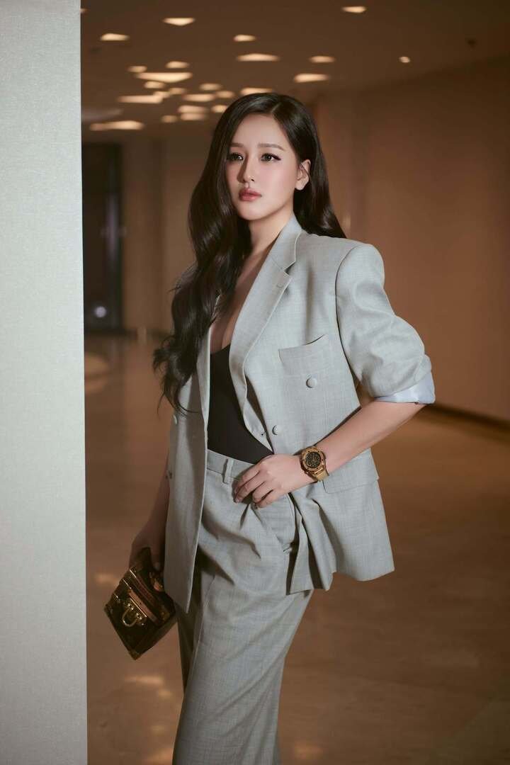 Mai Phương Thuý sở hữu bộ sưu tập đồng hồ đắt đỏ và túi xách, phụ kiện thời trang cao cấp.