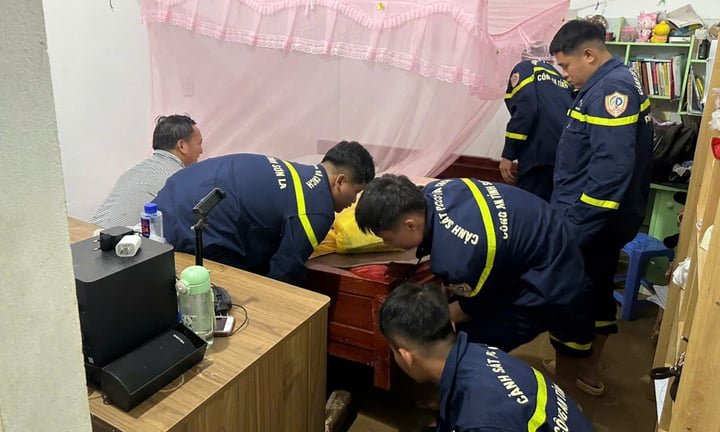Lực lượng chức năng hỗ trợ đưa người già, trẻ em và các hộ dân gặp khó khăn đến nơi an toàn, đồng thời giúp người dân di chuyển tài sản, vật nuôi. (Ảnh: Công an tỉnh Sơn La)