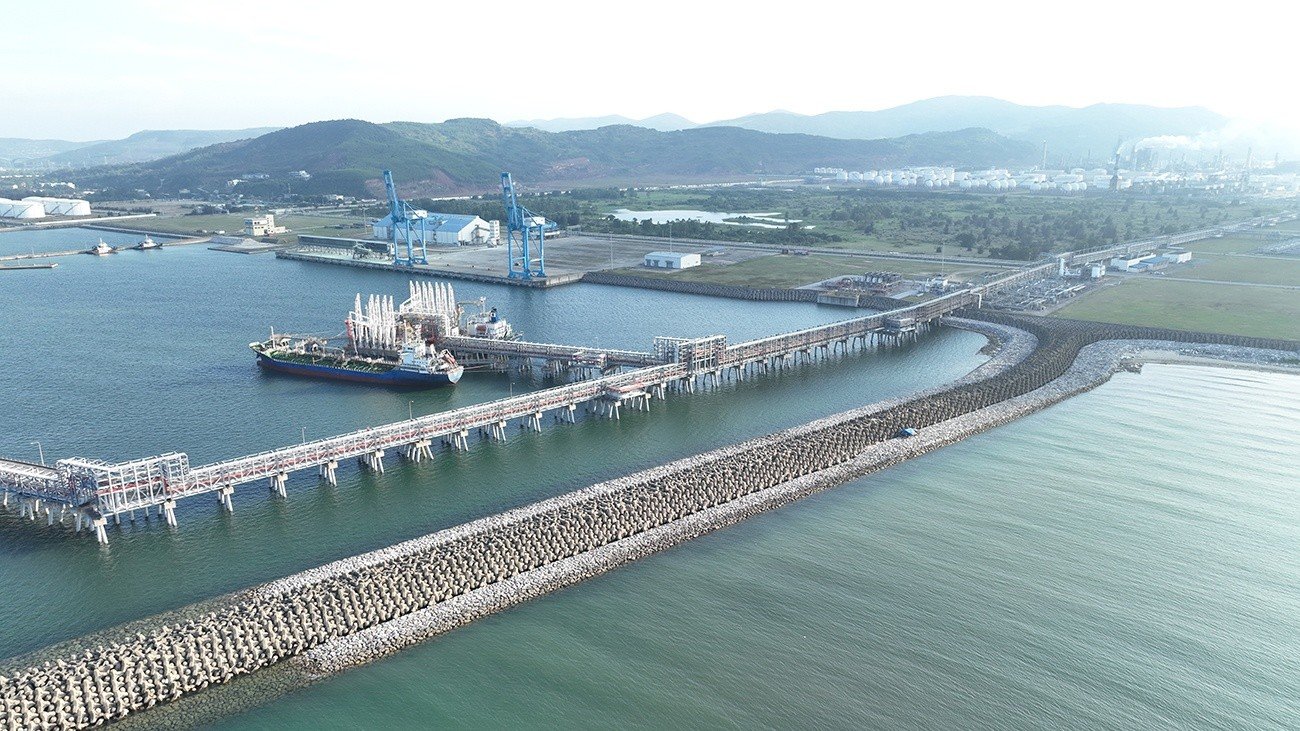 Nhà máy Lọc hóa dầu Nghi Sơn là biểu tượng của dòng vốn FDI vào ngành năng lượng, mà Petrovietnam là đối tác nòng cốt trong liên doanh cùng các tập đoàn năng lượng quốc tế.