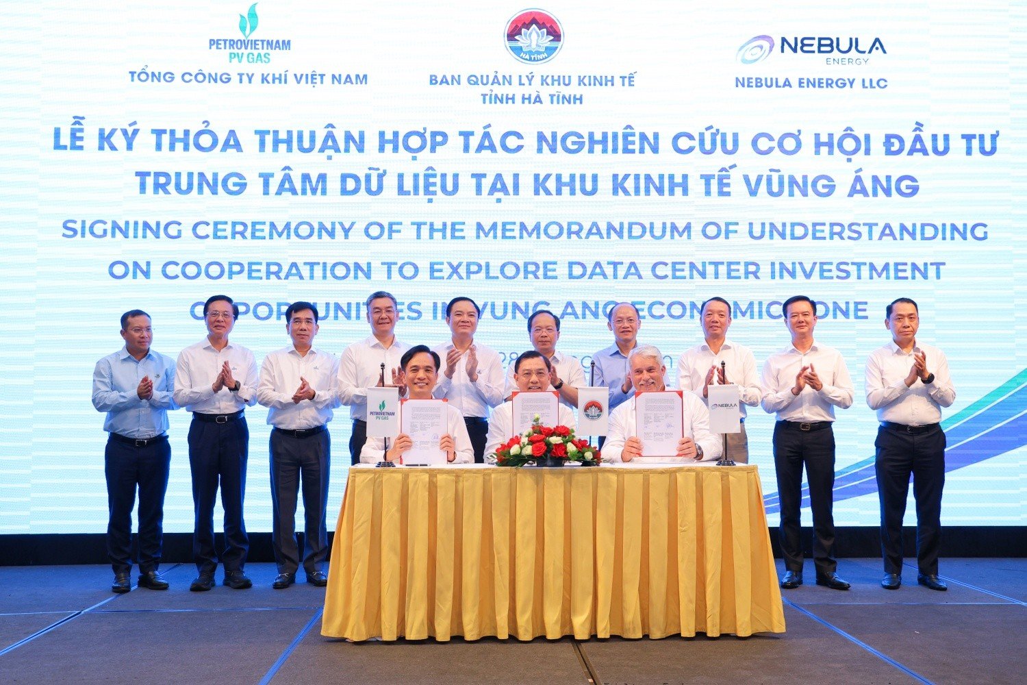 Đại diện PV GAS - đơn vị thành viên của Petrovietnam, Ban Quản lý Khu kinh tế tỉnh Hà Tĩnh và đối tác quốc tế Nebula Energy ký thỏa thuận hợp tác nghiên cứu đầu tư Trung tâm dữ liệu tại Khu kinh tế Vũng Áng, khai thác nguồn nhiệt lạnh từ quá trình tái hóa LNG để phục vụ vận hành trung tâm dữ liệu.