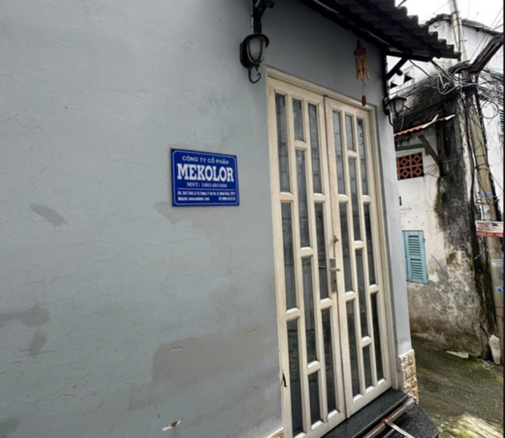 Văn phòng Công ty cổ phần Mekolor tại Cần Thơ do ông Võ Xuân Trường làm Chủ tịch kiêm Giám đốc, nằm trong một con hẻm nhỏ của đường Lý Tự Trọng, phường An Cư, quận Ninh Kiều.