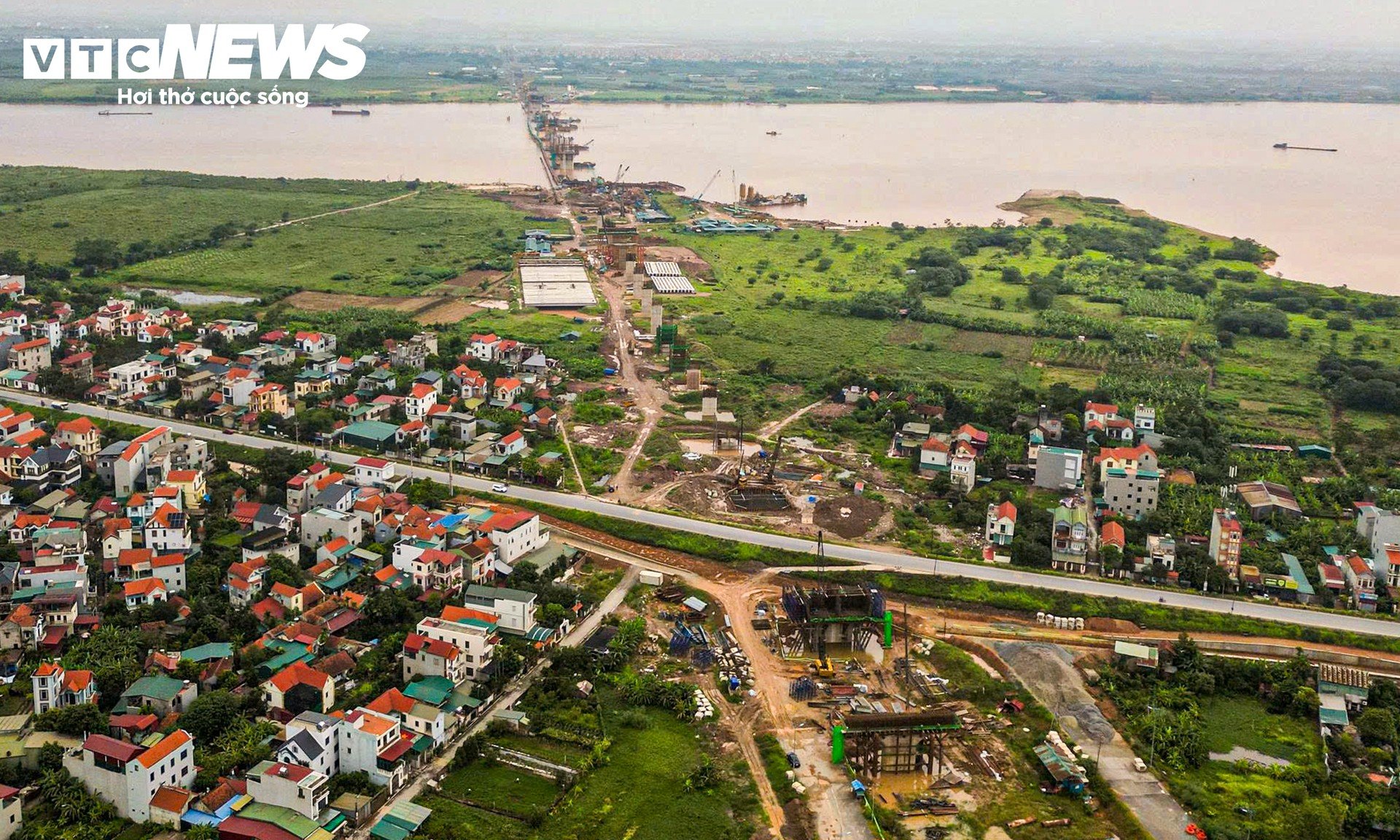 Cầu Hồng Hà dần thành hình sau 8 tháng, 34 mũi thi công chạy đua tiến độ - 2