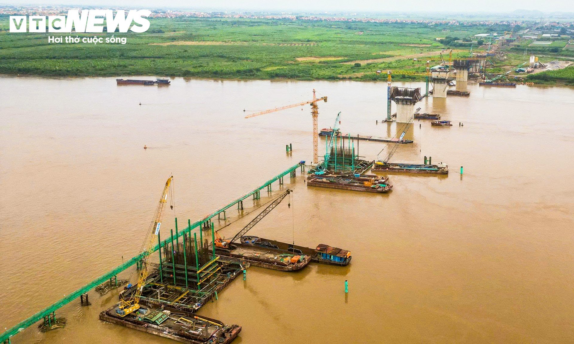 Cầu Hồng Hà dần thành hình sau 8 tháng, 34 mũi thi công chạy đua tiến độ - 3