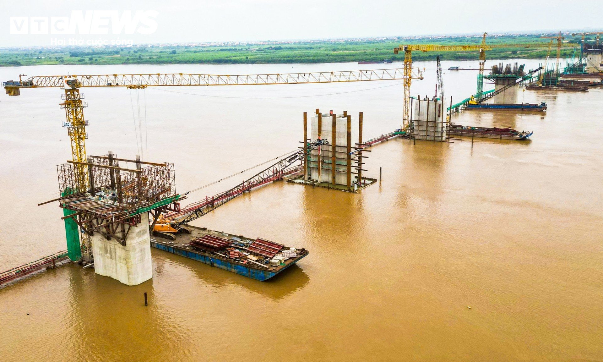 Cầu Hồng Hà dần thành hình sau 8 tháng, 34 mũi thi công chạy đua tiến độ - 6
