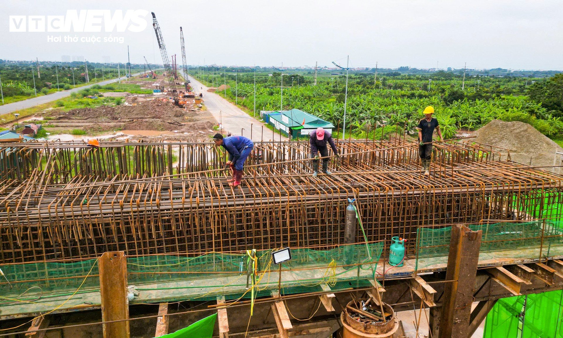Cầu Hồng Hà dần thành hình sau 8 tháng, 34 mũi thi công chạy đua tiến độ - 8