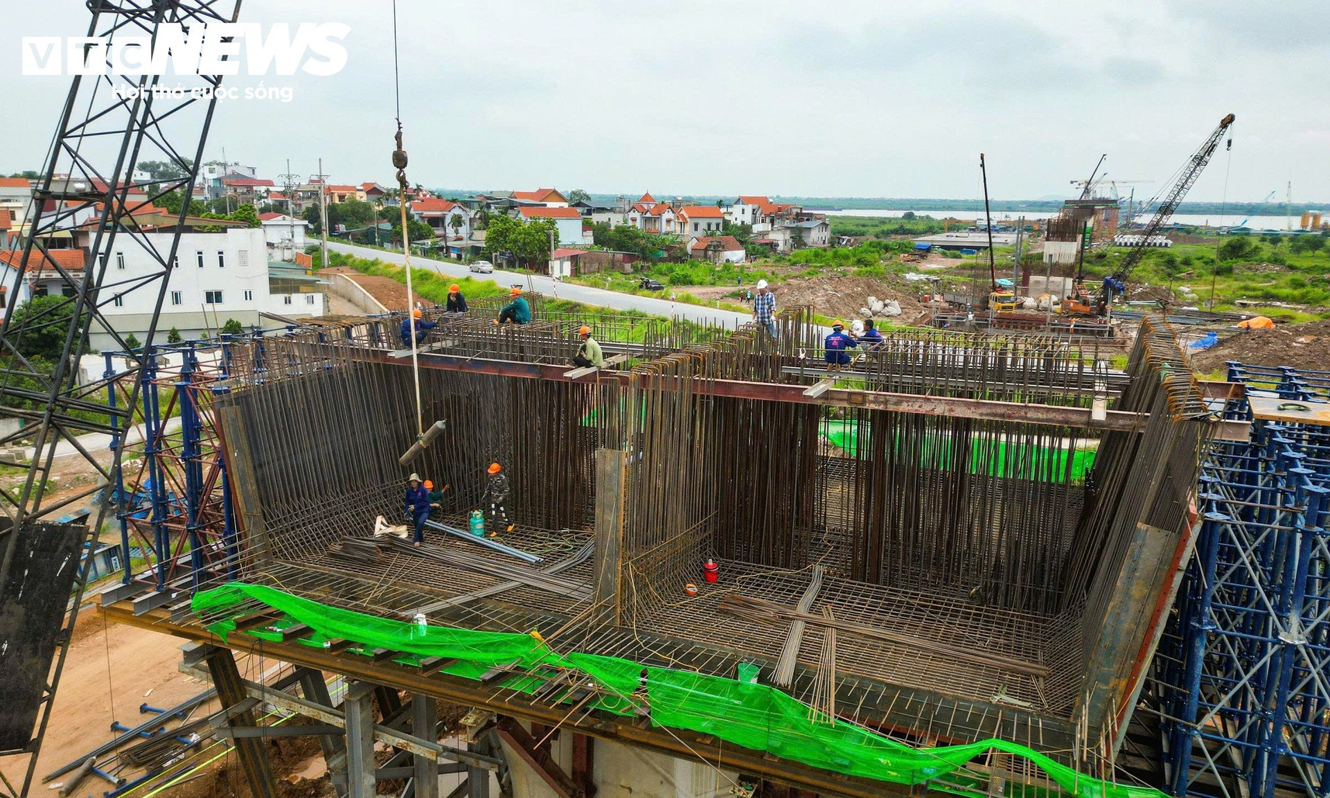 Cầu Hồng Hà dần thành hình sau 8 tháng, 34 mũi thi công chạy đua tiến độ - 9