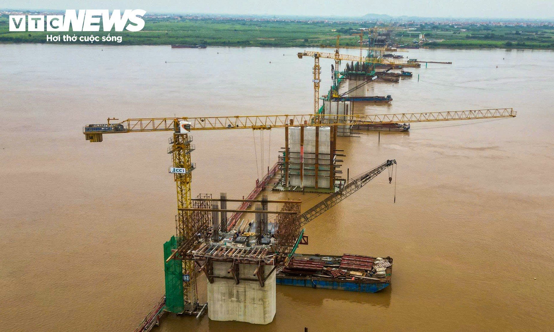 Cầu Hồng Hà dần thành hình sau 8 tháng, 34 mũi thi công chạy đua tiến độ - 10