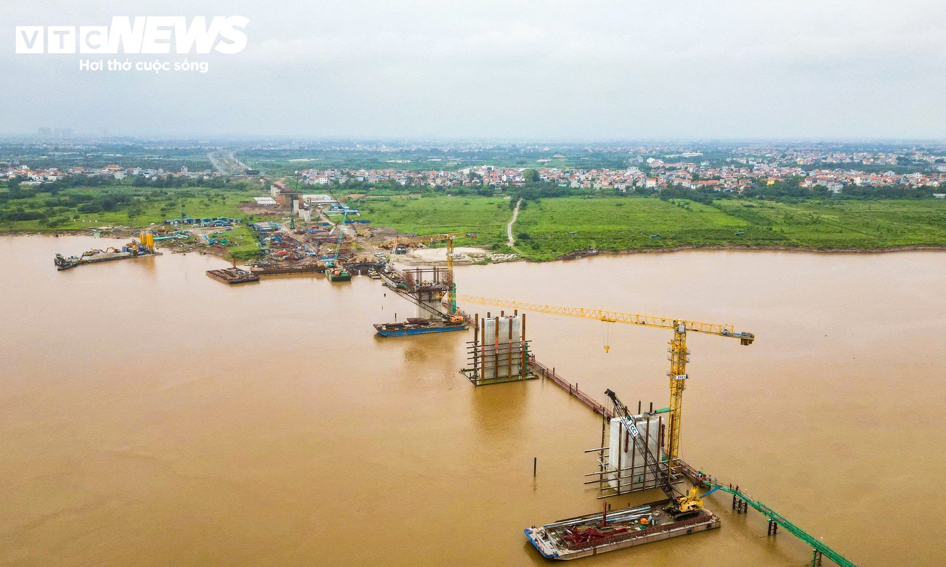 Cầu Hồng Hà dần thành hình sau 8 tháng, 34 mũi thi công chạy đua tiến độ - 11