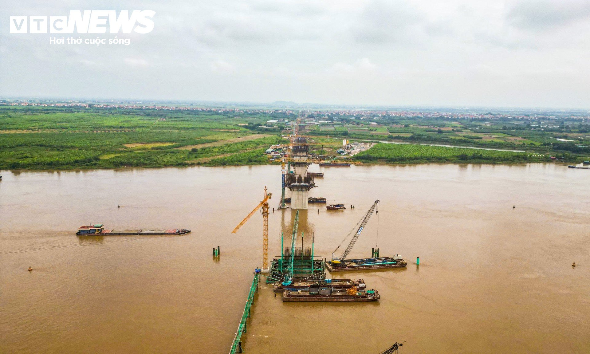 Cầu Hồng Hà dần thành hình sau 8 tháng, 34 mũi thi công chạy đua tiến độ - 12