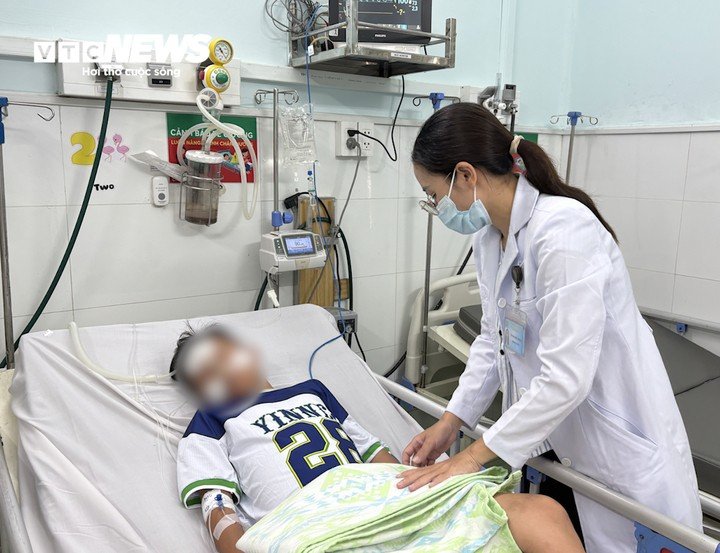 Bệnh nhi mắc sốt xuất huyết điều trị tại Bệnh viện Nhi Đồng 2.
