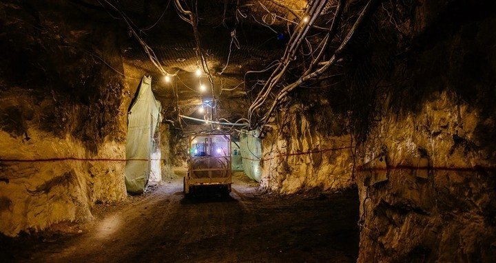 Mỗi ngày, các thợ mỏ dùng khoảng 5.000 pound thuốc nổ để phá vỡ khoảng 6.400 tấn đá. (Ảnh: Bloomberg)