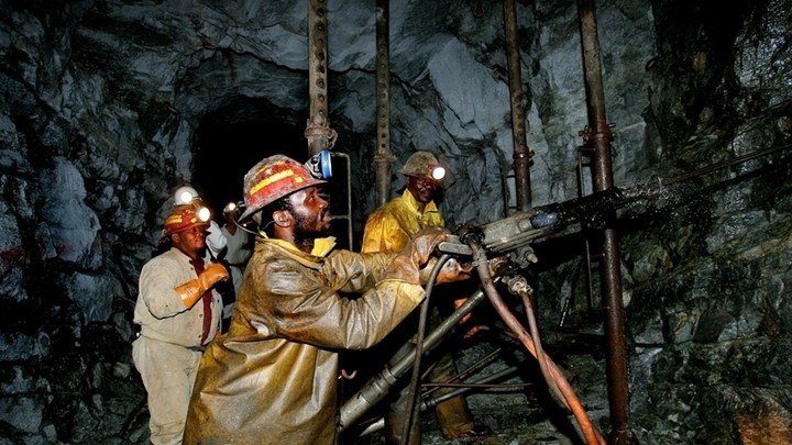 Ngoài Mponeng, nhiều mỏ vàng sâu khá cũng nằm ở lưu vực Witwatersrand của Nam Phi. Mỏ TauTona từng được biết đến là mỏ sâu nhất thế giới, đạt độ sâu khoảng 3,9 km. Savuka đứng thứ hai với độ sâu khoảng 3,7 km và nằm gần Johannesburg. Mỏ East Rand là một mỏ lịch sử khác đạt độ sâu khoảng 3,585 km. (Ảnh: News18)