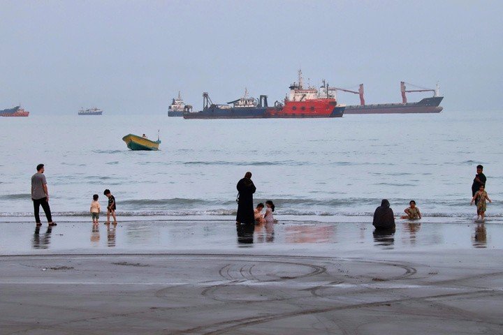 Tàu thương mại neo đậu tại biển eo Hormuz ngoài khơi Bandar Abbas, Iran. (Ảnh: AP)