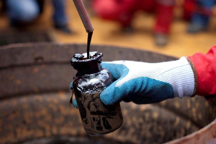 Giá xăng dầu hôm nay tiếp tục đi lên. (Ảnh: Reuters).
