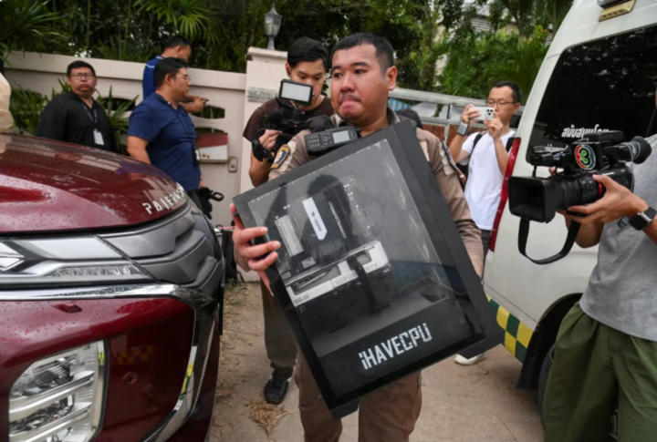 Cảnh sát Thái Lan thu thập bằng chứng vụ xả súng tại trường học. (Ảnh: Reuters)