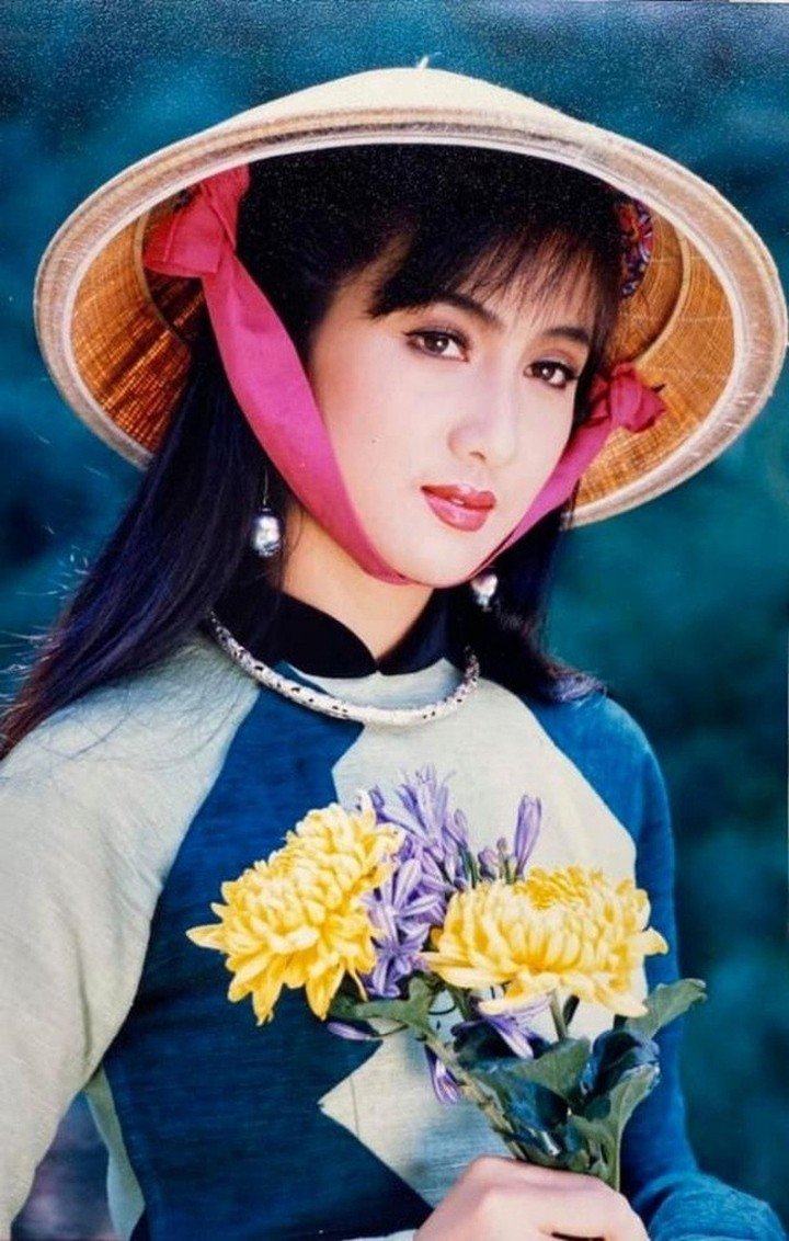 Thời điểm đó, hình ảnh của cô xuất hiện khắp những cuốn lịch treo tường, bìa sổ lưu bút...