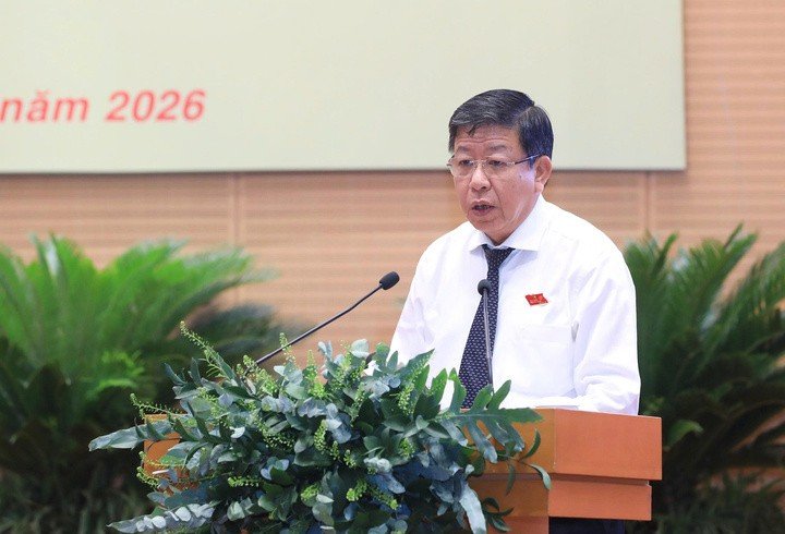 Phó Chủ tịch Thường trực UBND Thành phố Dương Đức Tuấn trình bày Tờ trình.