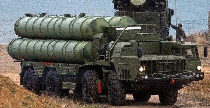 Ống phóng từ hệ thống phòng không tầm xa S-400 của Nga. Ảnh Miltary Watch