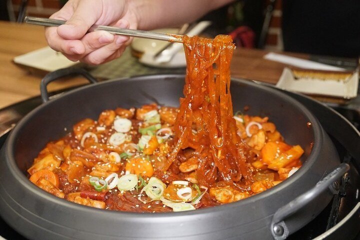 Các món ăn của Hàn Quốc đậm màu, nhiều gia vị phù hợp dùng đũa kim loại. (Ảnh: Ktimes)