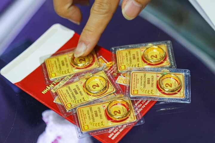 Giữa lúc giá vàng biến động liên tục, nhà đầu tư nên thận trọng để tránh rủi ro. (Ảnh: Minh Đức).