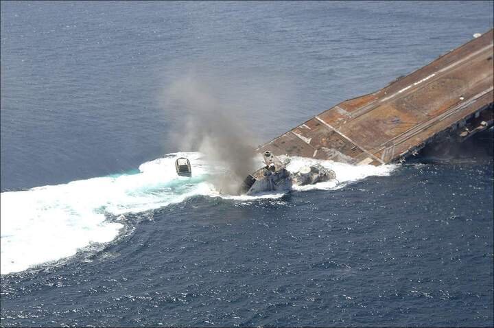 Tàu sân bay USS Oriskany bị đánh chìm. Ảnh Navy, Airline