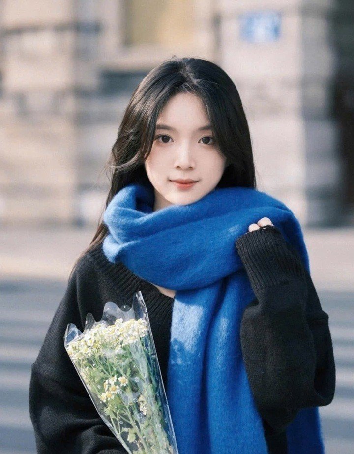 Con đường vào nghệ thuật của Lý Tư Đồng đến một cách bất ngờ. Hai năm trước, cô lọt vào mắt xanh của đạo diễn Lam Hồng Xuân khi đăng một video cuộc sống thường ngày trên mạng xã hội. Bị thu hút bởi nét mộc mạc, trong trẻo của cô gái trẻ, đạo diễn đã mời cô đến thử vai.
