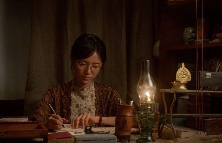 Để chuẩn bị cho vai Tạ Nam Chi trong “Thư tình gửi ngoại”, Lý Tư Đồng dành nhiều thời gian nghiên cứu bối cảnh lịch sử và nhân vật. Dù chỉ mới 22 tuổi, Lý Tư Đồng vẫn thể hiện một cách thuyết phục vai Tạ Nam Chi qua nhiều giai đoạn của cuộc đời. Không ít người xem cho rằng nét diễn tự nhiên, chân thật là yếu tố giúp bộ phim tạo được sức lan tỏa mạnh mẽ.