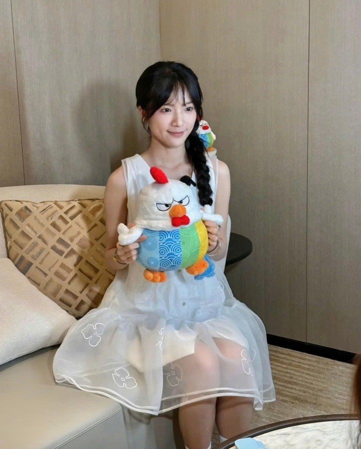 Ngoài đời, Lý Tư Đồng cũng theo đuổi phong cách tối giản, nhẹ nhàng. Cô ưu tiên các thiết kế có phom dáng gọn gàng, tôn vóc dáng mảnh mai và bờ vai thanh thoát.