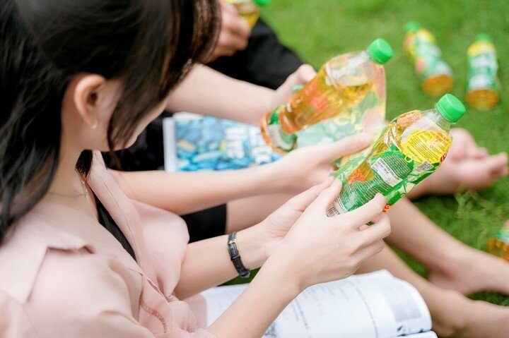 Dãy mã nhỏ phía sau nhãn chai - điểm bắt đầu của một hệ thống mà không ai có thể can thiệp kết quả.
