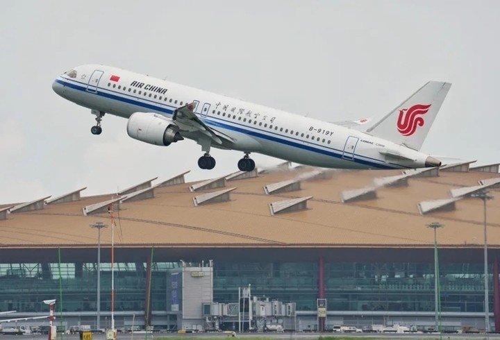 Số liệu của COMAC cho thấy, tính đến 10/8, máy bay C919 đã phục vụ 57 tuyến đường kết nối 25 thành phố và vận chuyển hơn 7,5 triệu lượt hành khách. (Ảnh: Air China)