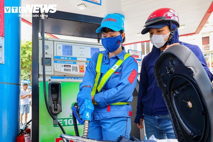 Giá xăng dầu chiều nay đồng loạt giảm. (Ảnh: Minh Đức).