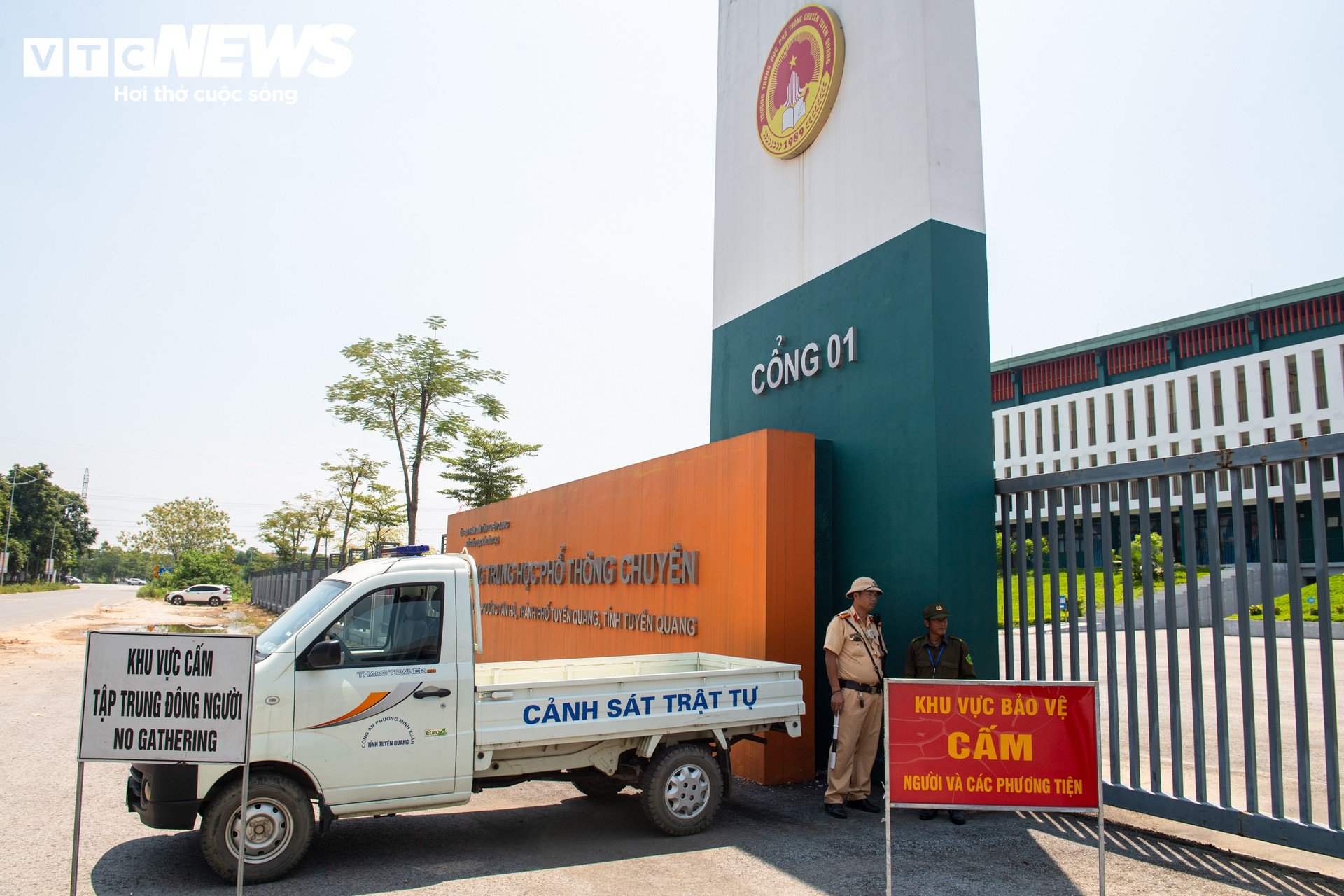 326 thí sinh chuyên Tuyên Quang làm thủ tục, nghe phổ biến quy chế thi lại - 1