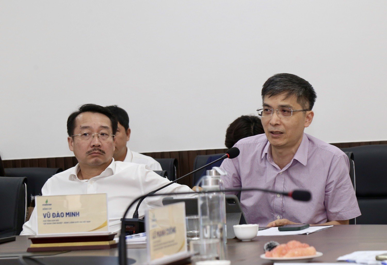 Phó Tổng Giám đốc Petrovietnam Vũ Đào Minh cùng đại diện các ban chuyên môn đã trao đổi, làm rõ làm rõ khó khăn, vướng mắc và kiến nghị của đơn vị.