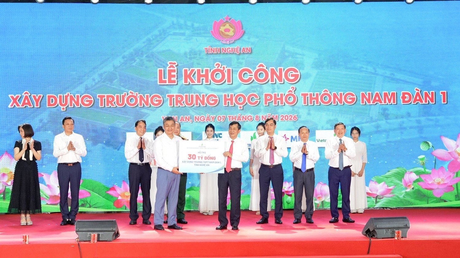 Tổng Giám đốc Petrovietnam Lê Mạnh Cường trao biển hỗ trợ 30 tỷ đồng xây dựng Trường Trung học Phổ thông Nam Đàn 1.