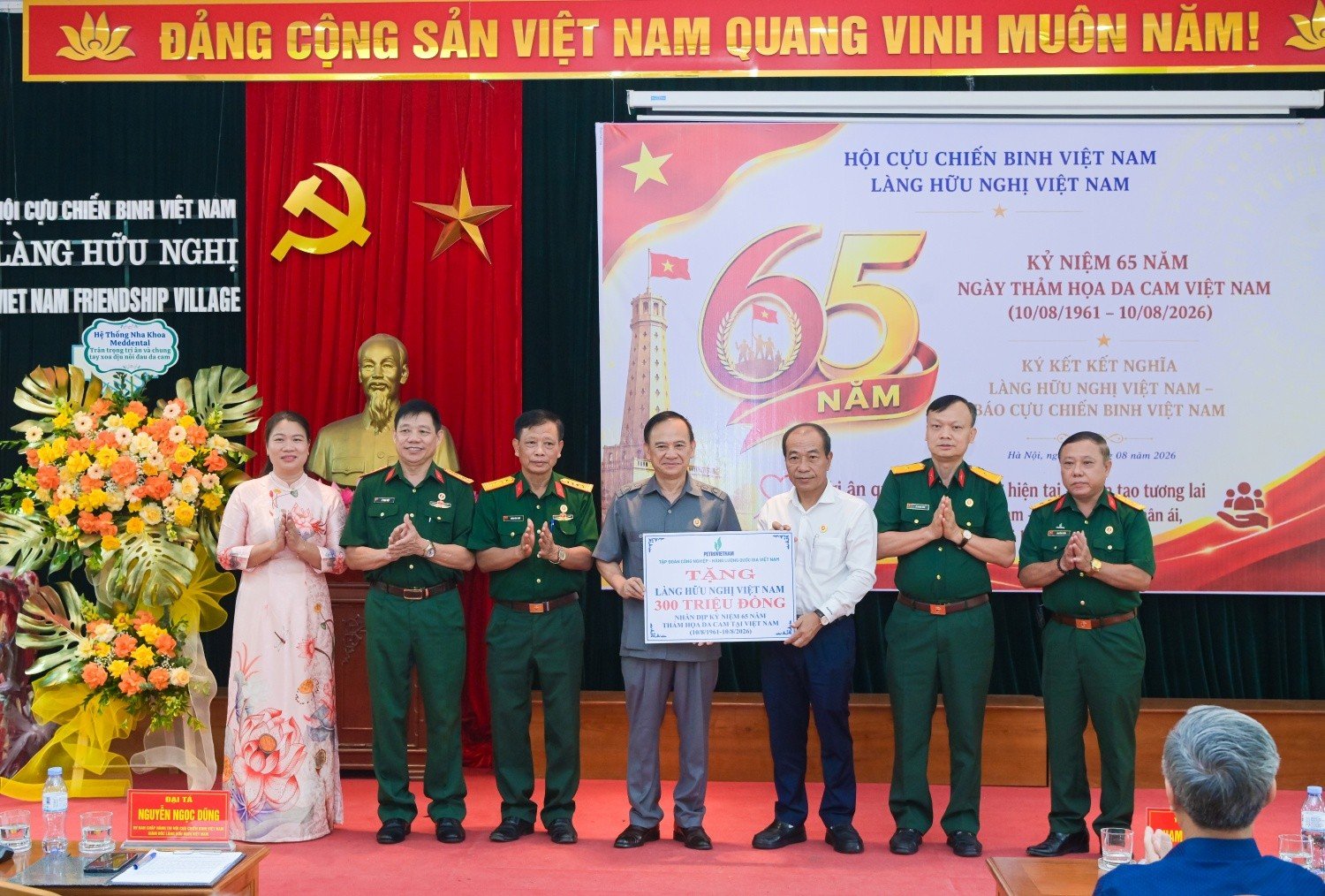 Tập đoàn Công nghiệp - Năng lượng Quốc gia Việt Nam (Petrovietnam) tặng Làng Hữu nghị Việt Nam 300 triệu đồng hỗ trợ sửa sang cơ sở vật chất