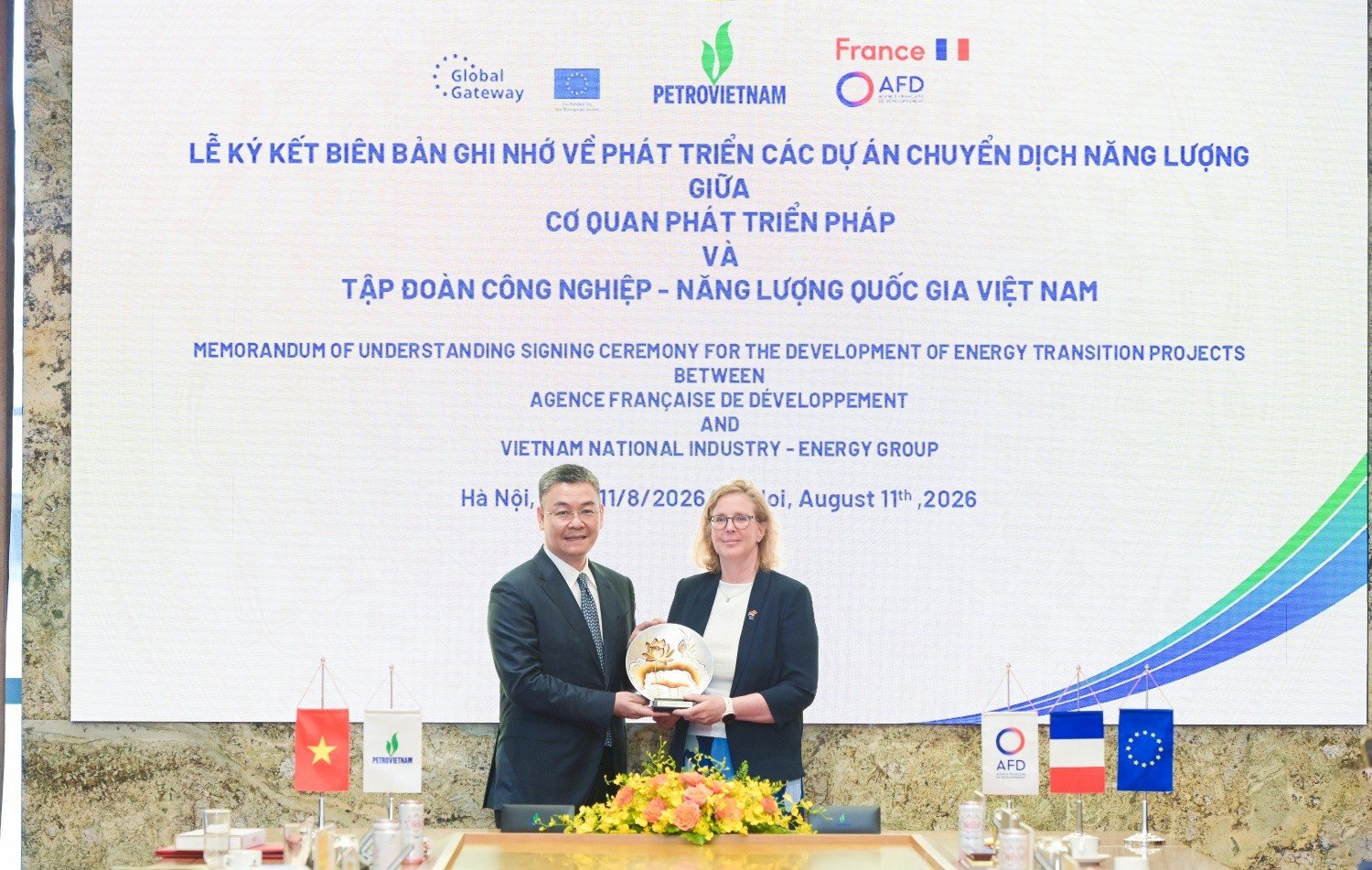 Tổng Giám đốc Petrovietnam Lê Mạnh Cường tặng quà lưu niệm cho bà Kristina Buende.