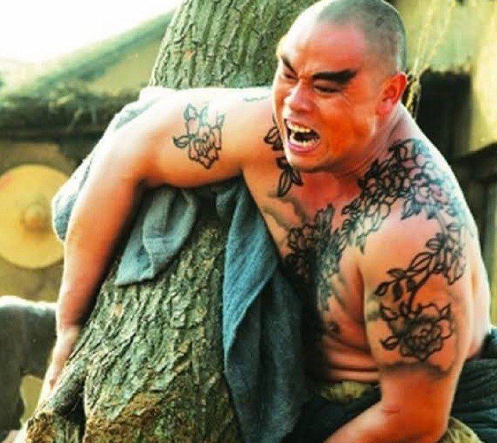 Vì xăm hình hoa trên người nên Lỗ Trí Thâm còn có biệt danh “Hoa hoà thượng”.