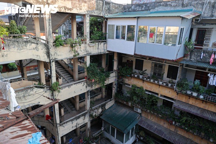 Hà Nội vừa phê duyệt danh mục các dự án đầu tư cải tạo, xây dựng lại chung cư cũ thuộc diện phải phá dỡ tại 4 khu tập thể trên địa bàn. Các dự án dự kiến triển khai trong giai đoạn 2026-2030, gồm khu tập thể 3 tầng trên đường Lê Hồng Phong (phường Hà Đông), khu tập thể 23 Hàng Tre - 162 Trần Quang Khải (phường Hoàn Kiếm), khu tập thể 15C Trần Khánh Dư (phường Cửa Nam) và khu tập thể Trương Định (phường Tương Mai).