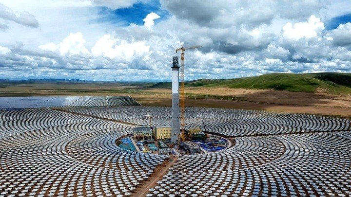 Nhà máy nhiệt điện muối nóng chảy công suất 100 MW ở Tây Tạng, Trung Quốc. (Ảnh: People‘s Daily)