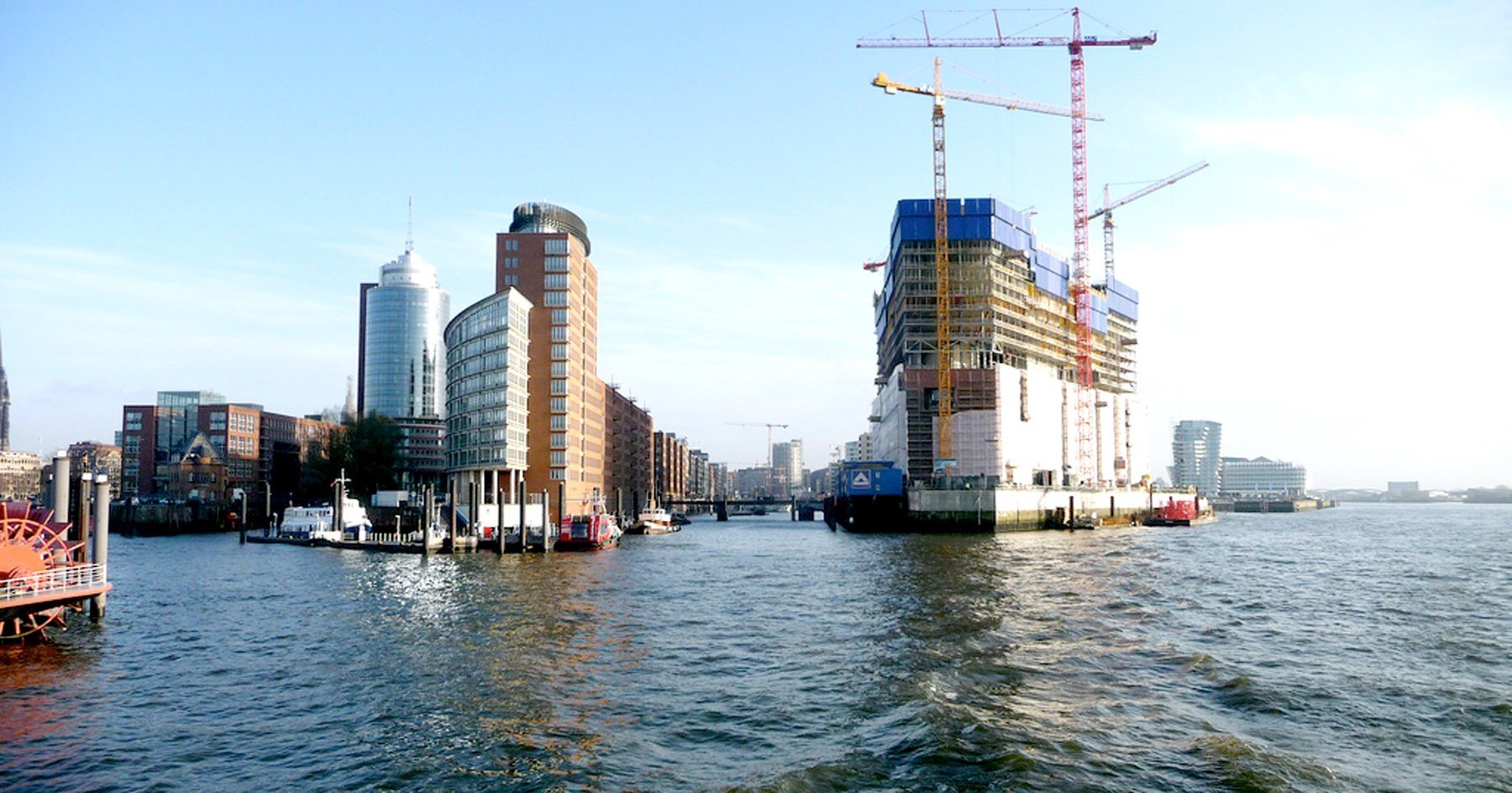 HafenCity-bên sông Elbe, một trong những dự án tái phát triển khu vực cảng cũ quy mô lớn của Hamburg. ẢnhWikimedia Commons