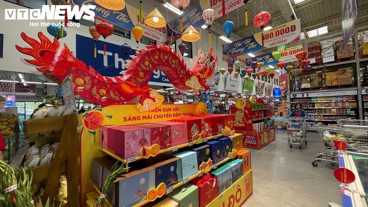 Các hệ thống bán lẻ tăng nguồn cung, đồng thời bổ sung nhiều sản phẩm và combo quà tặng phục vụ mùa Trung thu.
