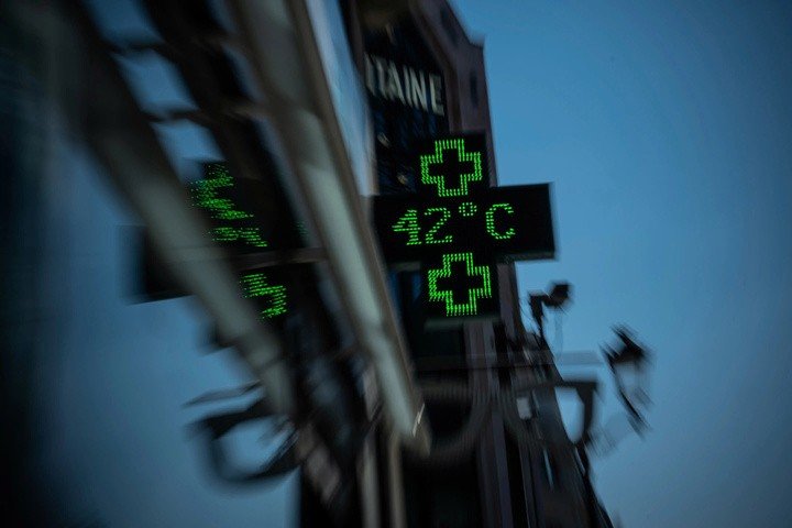 Màn hình hiển thị nhiệt độ 42°C ở Paris, Pháp. (Ảnh: AP)