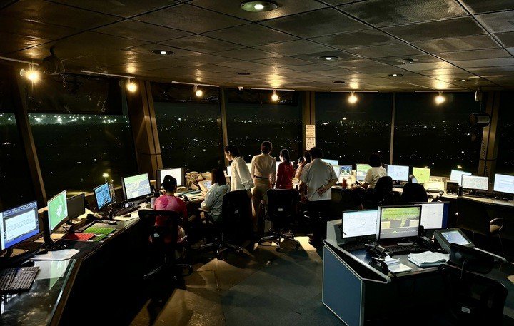 Kíp trực đêm tại Đài Kiểm soát không lưu Tân Sơn Nhất phối hợp điều hành và bảo đảm an toàn hoạt động bay trong tình huống phát sinh. (Ảnh: VATM)