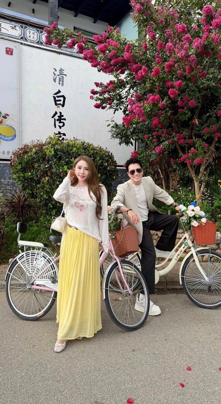 Thời gian gần đây, cặp đôi dành nhiều thời gian tận hưởng các chuyến du lịch nước ngoài ở Nga, Trung Quốc. Mỗi lần xuất hiện, cặp sao gây chú ý với phong cách ăn mặc hài hòa, đồng điệu.
