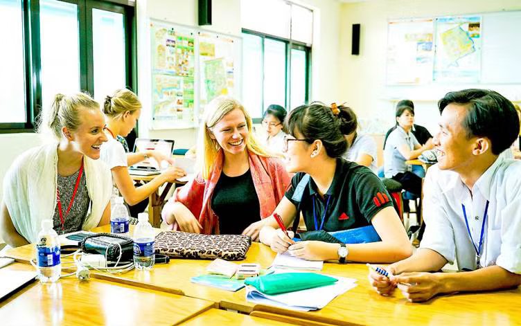 Sinh viên nước ngoài học tập cùng sinh viên Việt Nam