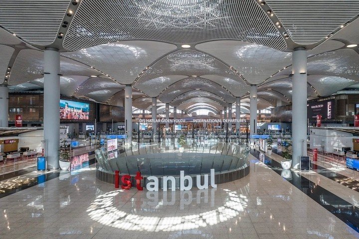 Trần nhà cao vút và các mái vòm tái hiện những đường cong mềm mại của sóng nước Bosphorus. Trong khi đó, các chi tiết trang trí gợi nhắc nghệ thuật và văn hóa truyền thống thời kỳ Đế chế Ottoman. (Ảnh: iGA)