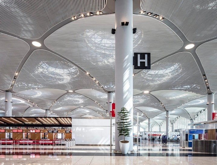 Bên trong, du khách có thể tham quan bảo tàng sân bay Istanbul, nơi trưng bày các hiện vật lịch sử hàng nghìn năm của Thổ Nhĩ Kỳ. Ngoài ra, sân bay còn có dịch vụ tắm kiểu Thổ Nhĩ Kỳ - một trải nghiệm thú vị giúp hành khách thư giãn hoàn hảo trong lúc chờ quá cảnh. (Ảnh: iGA)