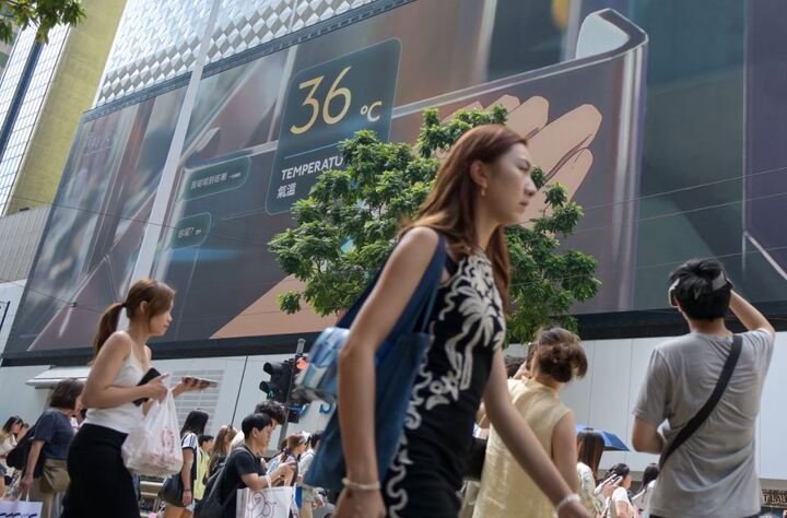Màn hình ngoài trời khu mua sắm Causeway Bay hiển thị mức nhiệt cao nhất lịch sử quan trắc thành phố Hong Kong, ngày 9/8. (Ảnh: China News)